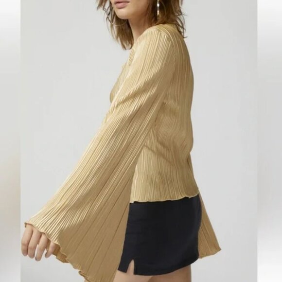 UO Pamela Plisse Flyaway top - Picture 2 of 4